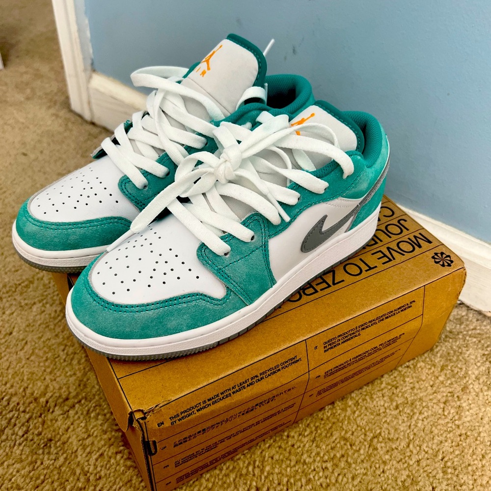 NWT Jordan 1 low Emerald/White/Silver